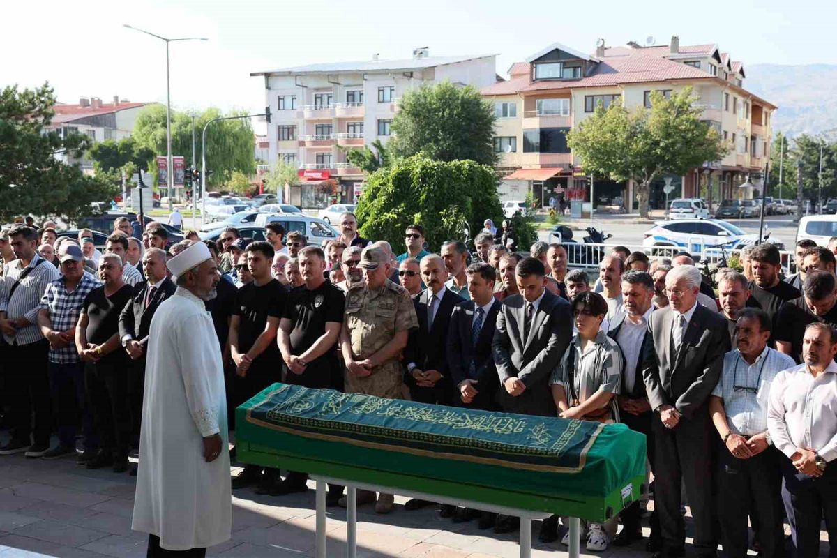 Erzincan'da Şehit Polis Salih Zengin'in Babası Mehmet Zengin Son Yolculuğuna Uğurlandı