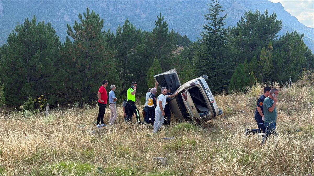 Seydişehir'de şarampole devrilen araçta sıkışan sürücüyü itfaiye kurtardı