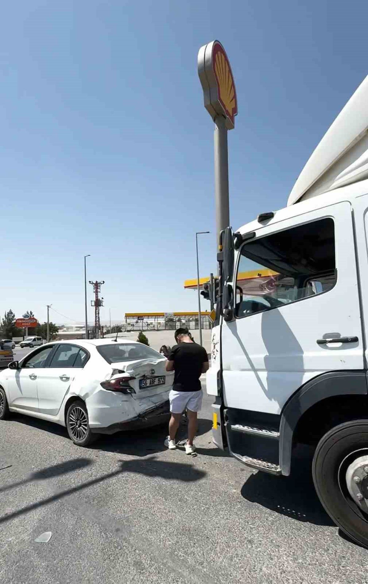 Siirt'te Tır Otomobile Arkadan Çarptı: Maddi Hasar