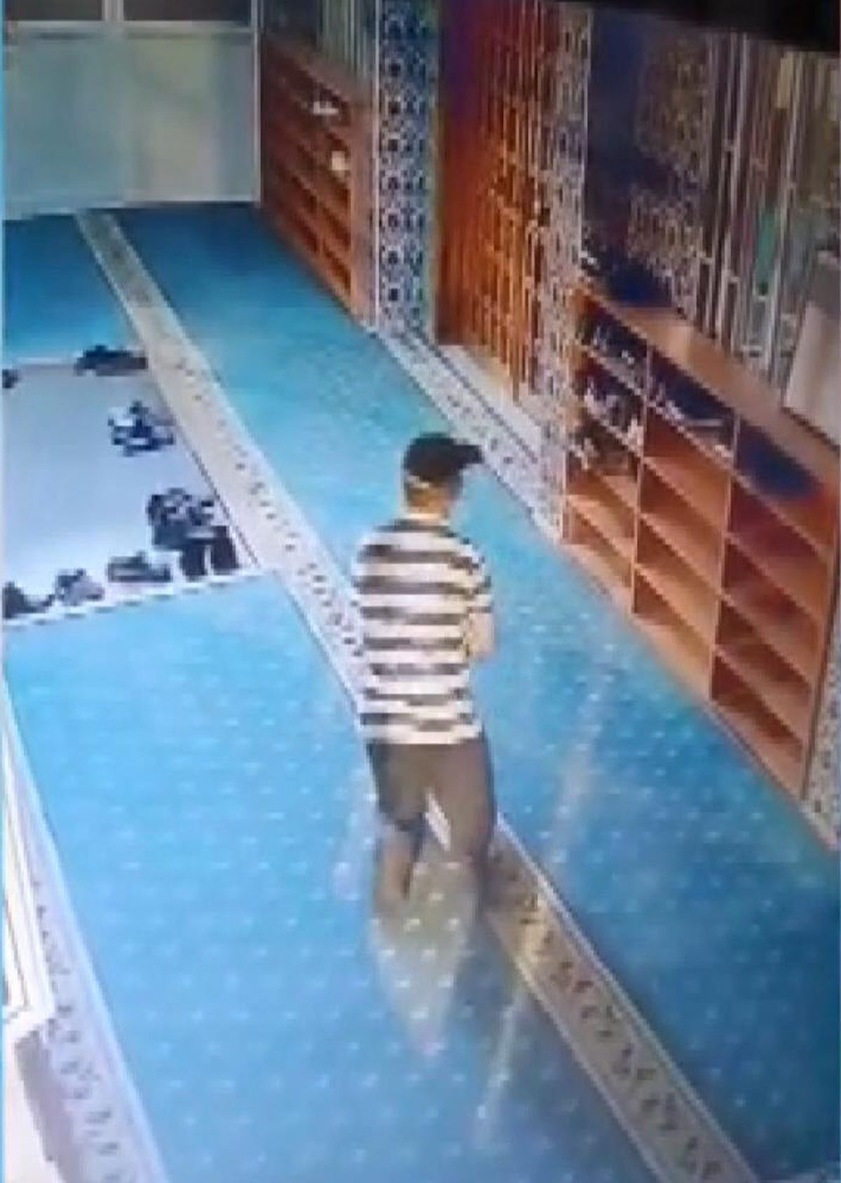 Sultangazi'de Maskeli Hırsız Camilerden Ayakkabı Çaldı