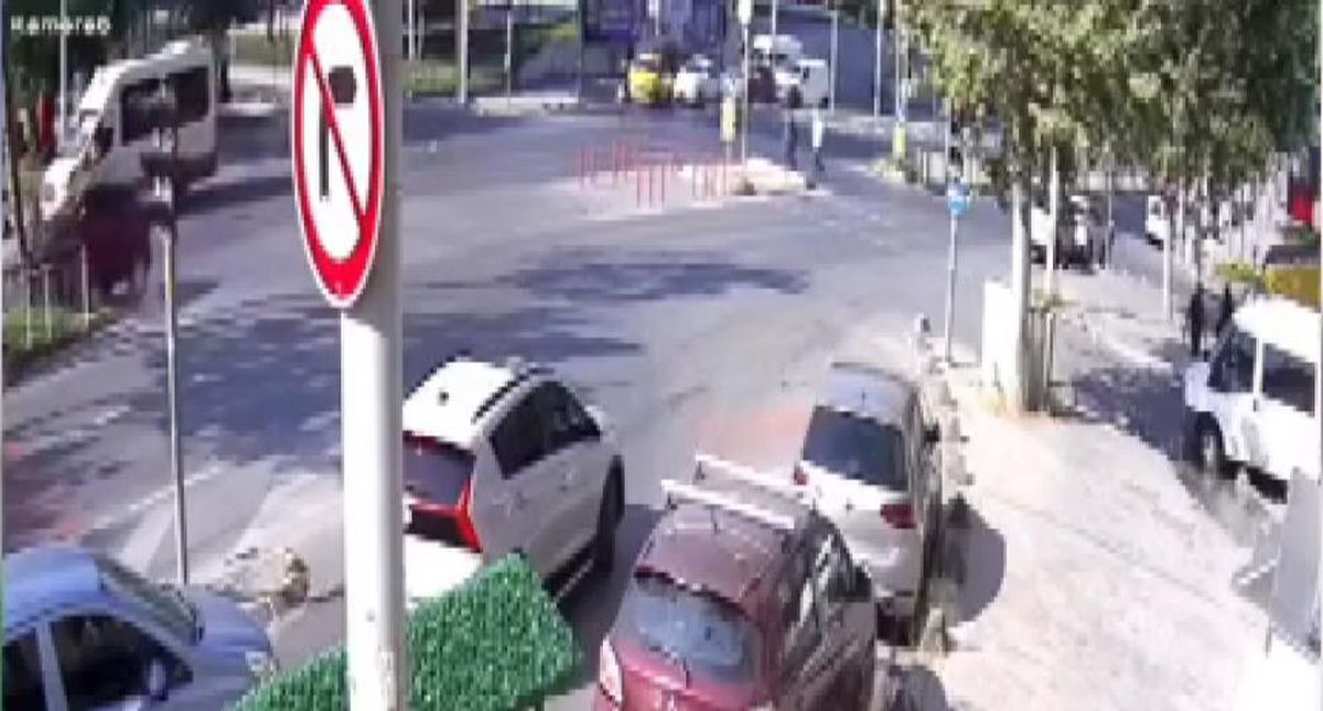 Sultangazi'de Yayaya Çarpmamak İçin Manevra Yapan Sürücü Trafik Işığına Çarptı: 2 Yaralı