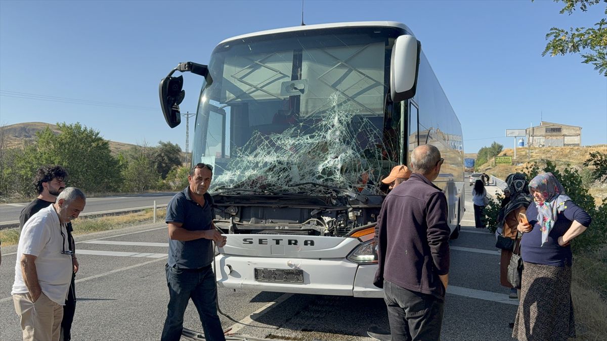 Yozgat'ta Otobüs-Traktör Çarpıştı: Maddi Hasar