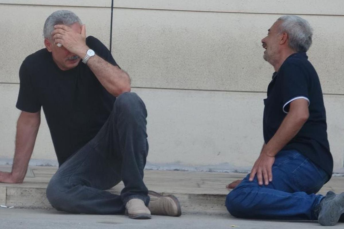Oğlunu cenaze aracına koydu, dizlerinin üzerine çöküp feryat etti: Ciğerimi yaktın