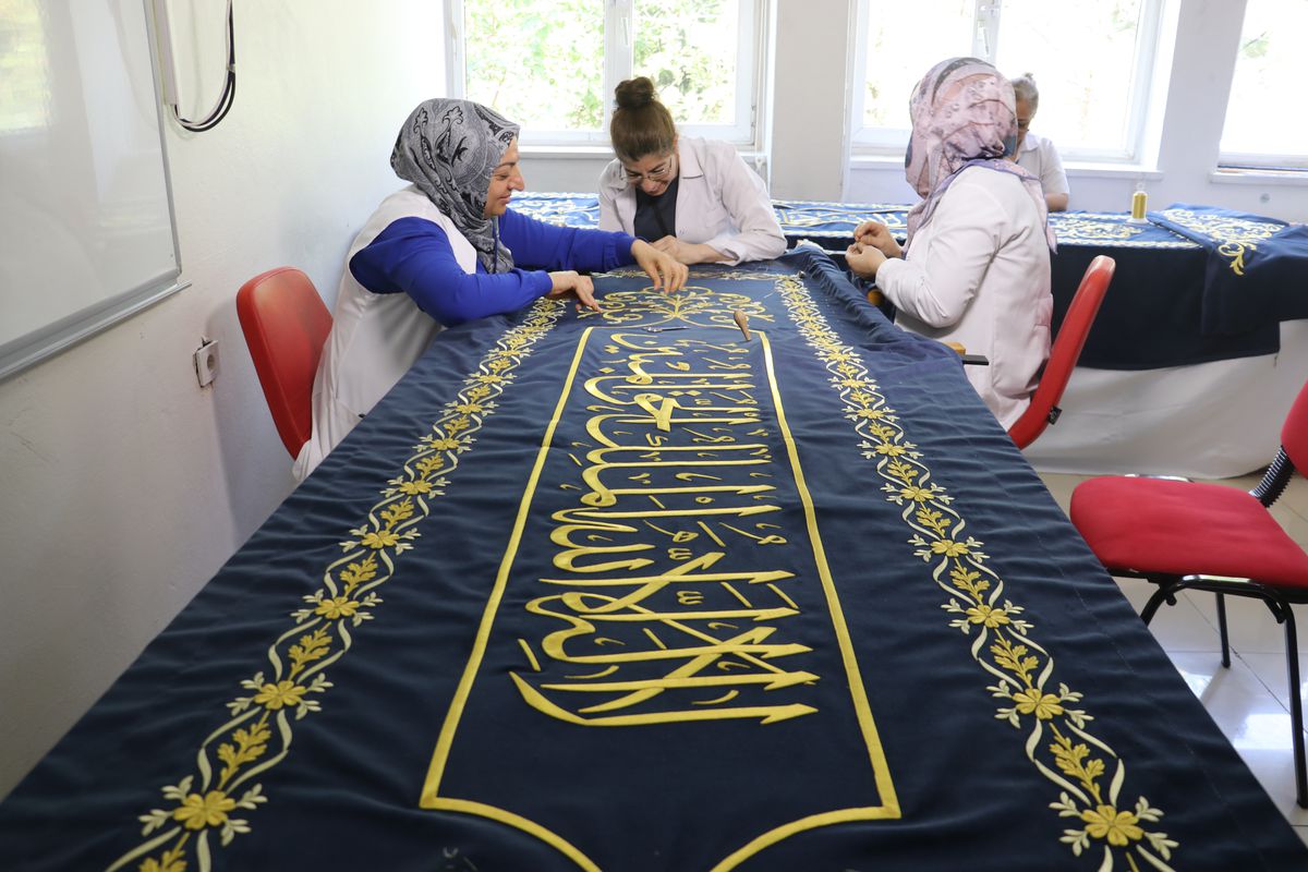 Diyarbakır'da 3'üncü Selim'in türbe örtüsü ilmek ilmek işleniyor
