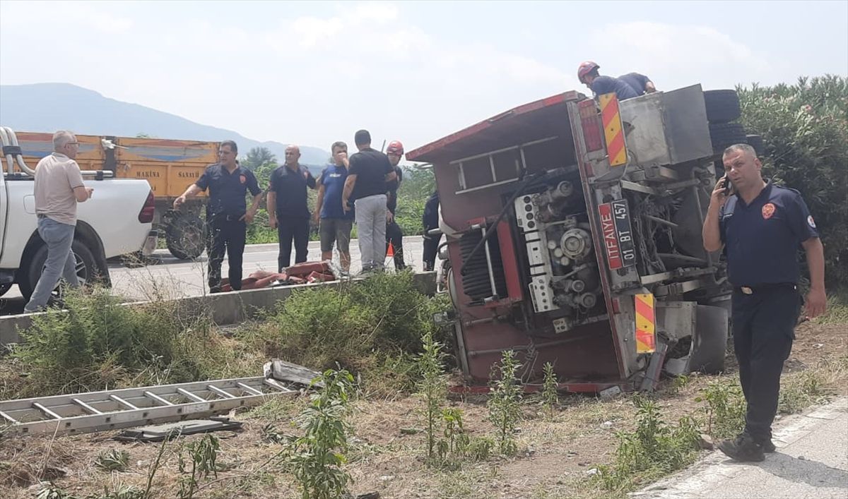 Adana'da itfaiye aracı devrildi: 3 yaralı