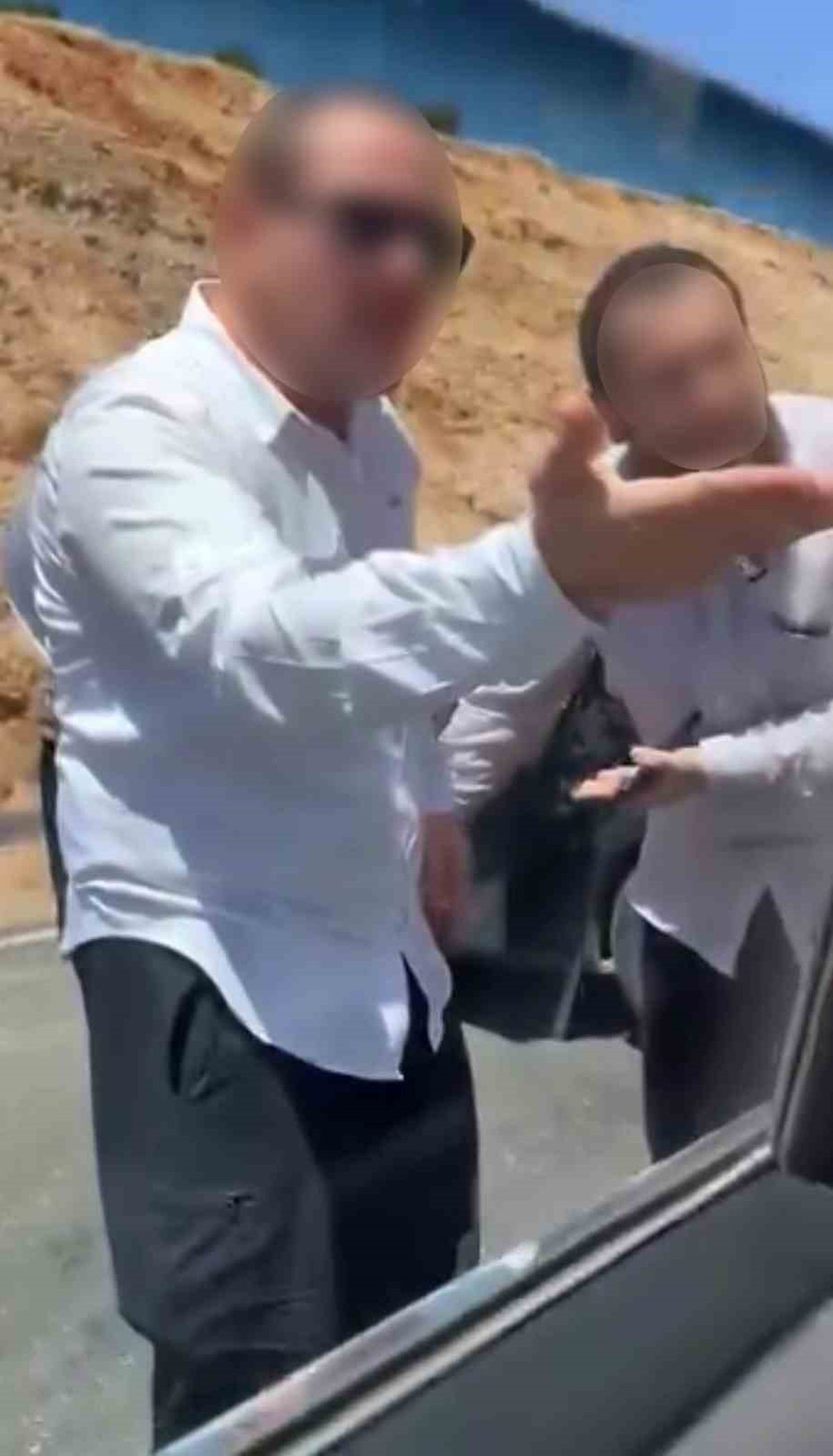 Adıyaman'da yol verme kavgası: Trafik kapatıldı, kadın sürücüye saldırdı