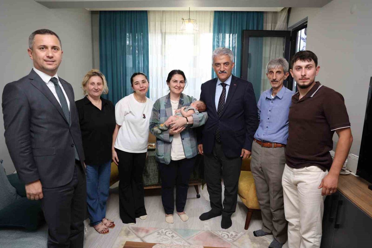 Vali Makas, Aile ve Gençlik Fonu'yla evlenen çifti ziyaret etti