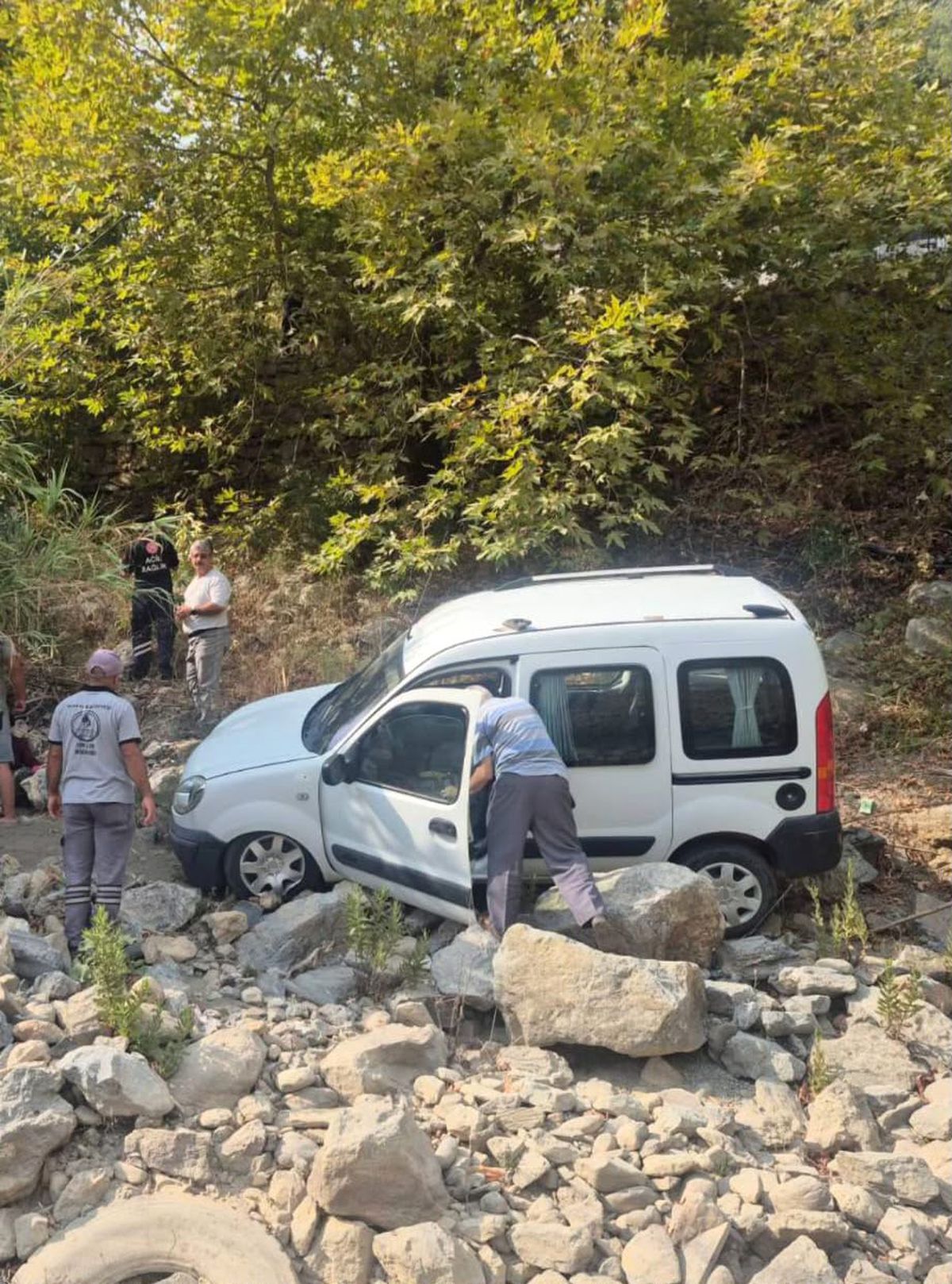 Alanya'da Araç Şarampole Yuvarlandı: 3 Hafif Yaralı