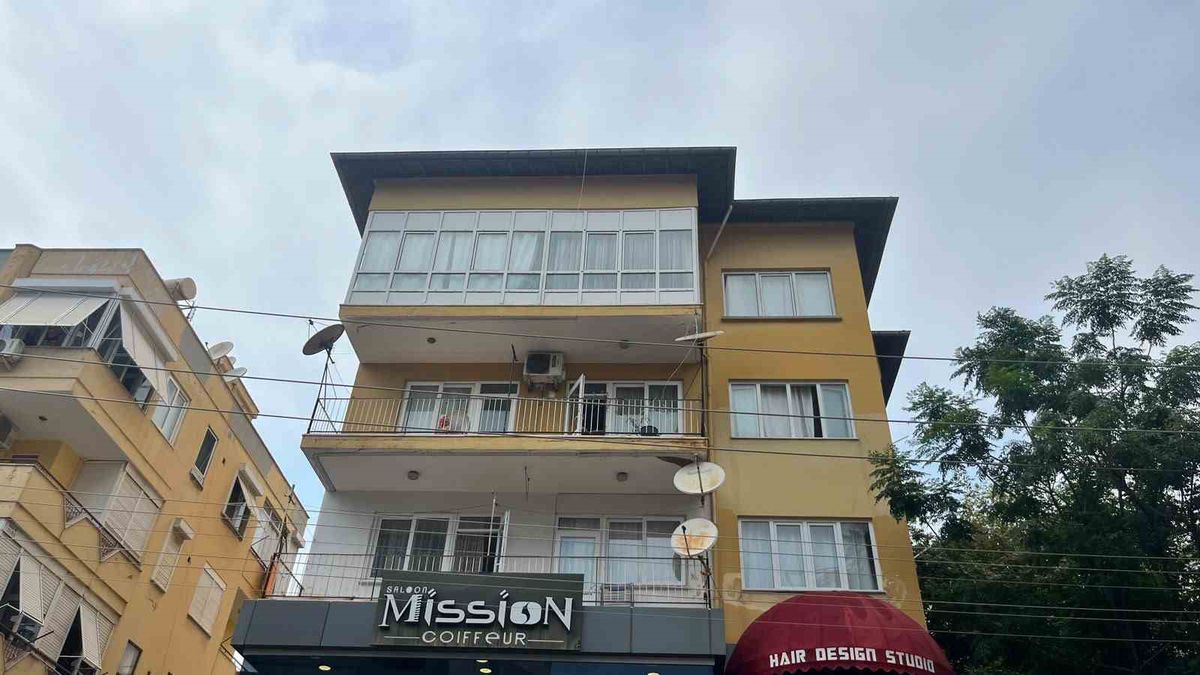 Alanya'da Balkon Yangını Büyümeden Söndürüldü