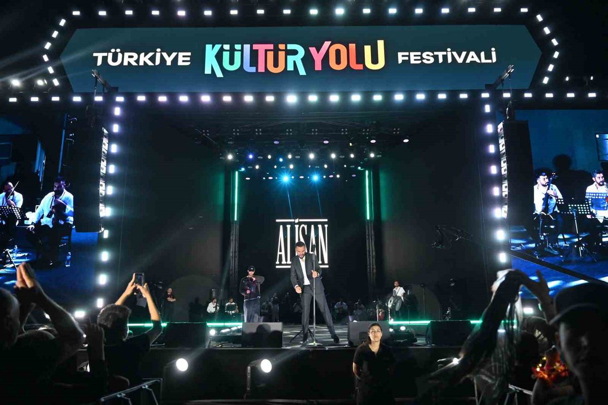 Alişan, Nevşehir Kültür Yolu Festivali'nde coşkulu bir konser verdi