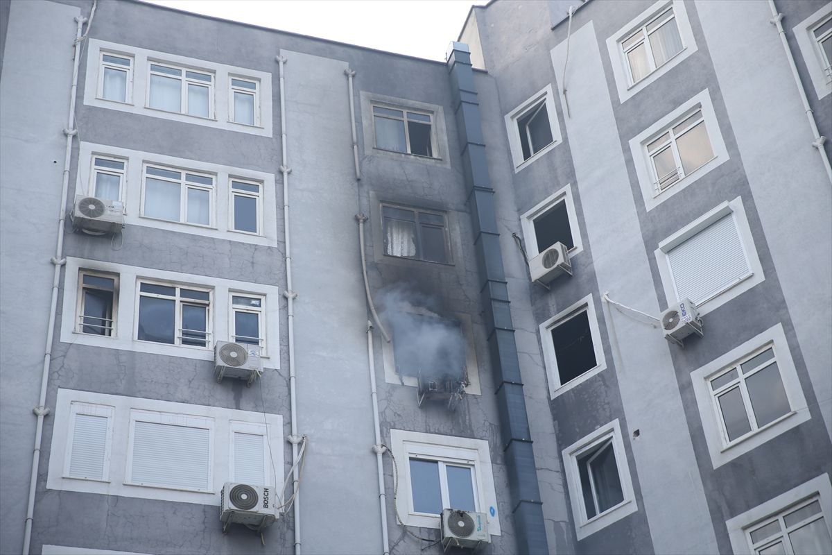 Antalya'da Yangın: 5 Kişi Dumandan Etkilendi