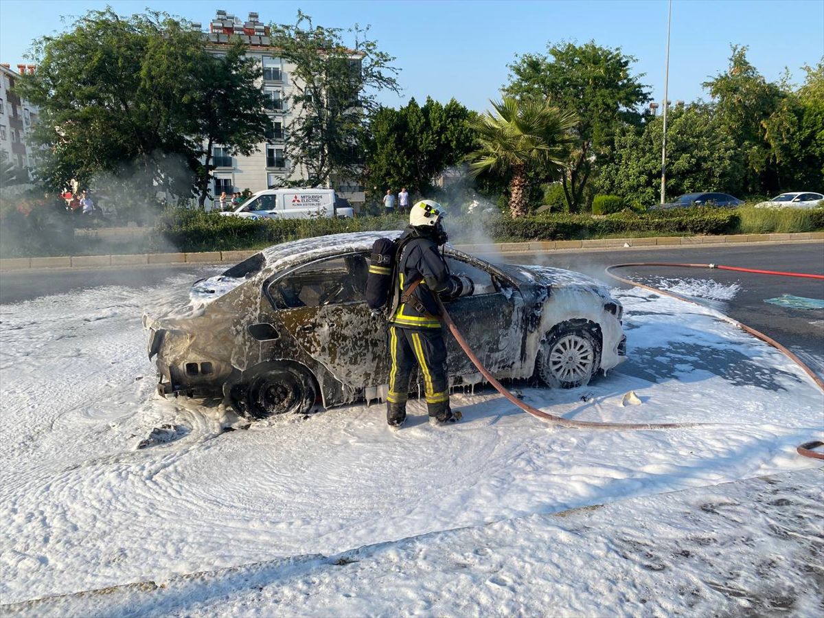 Serik'te Seyir Halindeki Otomobil Alev Aldı: 4 Yaralı