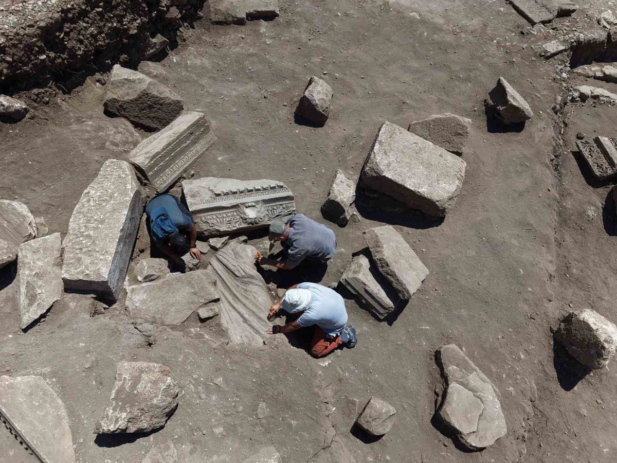 Aspendos'ta 1800 yıllık şifa sembolü: Asklepios ve Telesphoros heykel grubu gün yüzüne çıktı