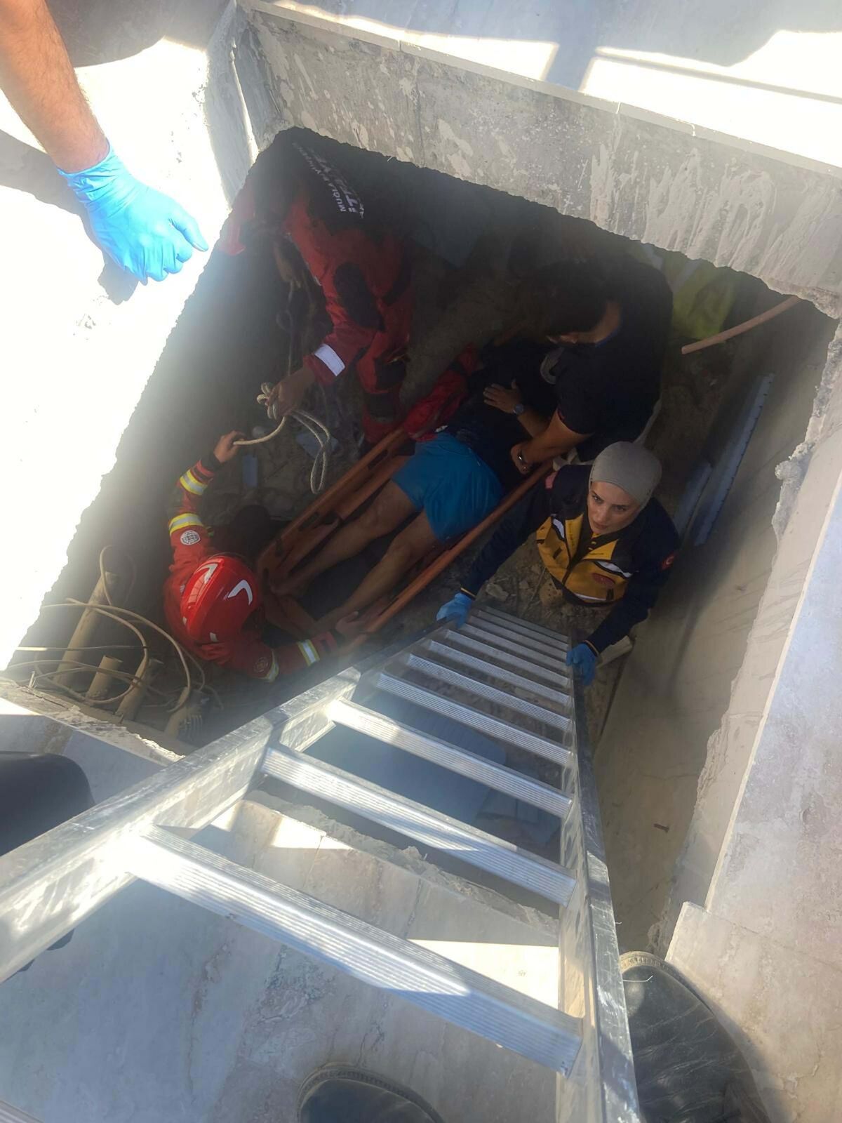 Bodrum'da Havuz Makine Dairesine Düşen Kişi İtfaiye Tarafından Kurtarıldı