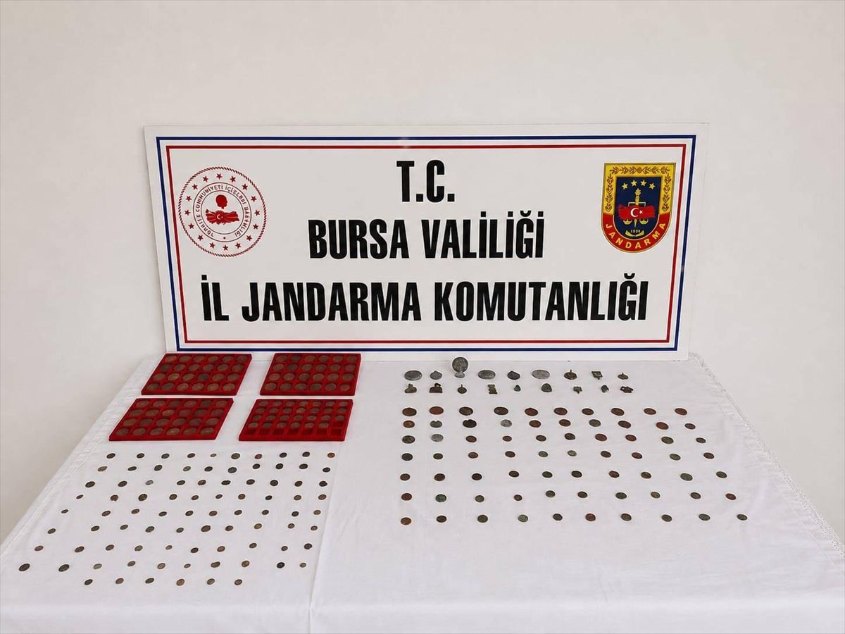 Bursa'da tarihi eser operasyonu: 300 sikke ele geçirildi