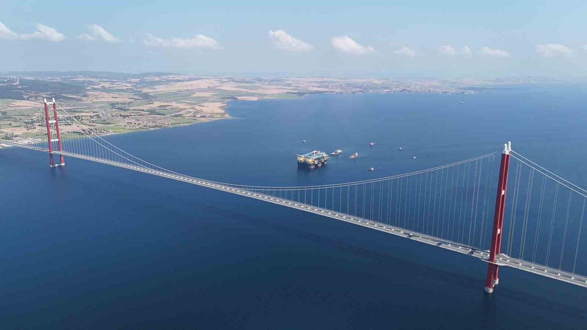 Dünyanın En Büyük 3. Yarı Batık Gemisi Çanakkale'den Geçti