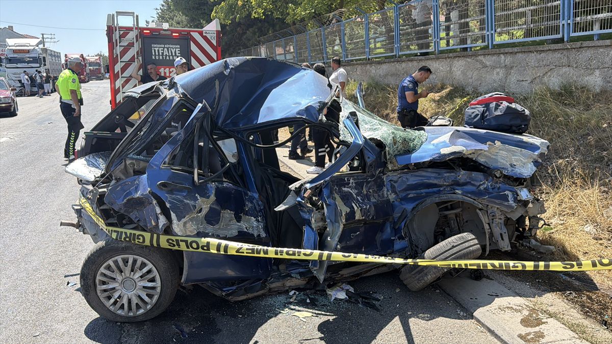 Eskişehir'de Üç Araçlı Kazada 1 Ölü, 2 Yaralı