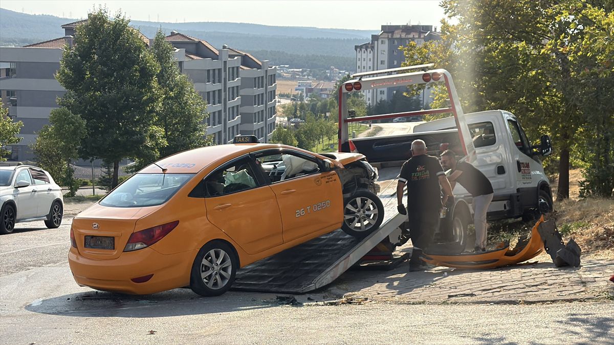 Eskişehir'de Taksi-Otomobil Çarpıştı: 6 Yaralı