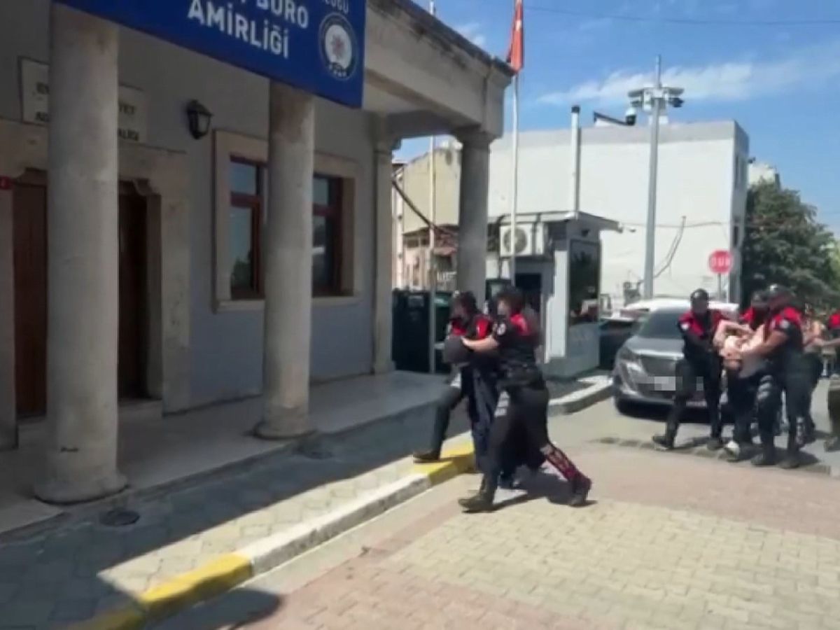 Adliye çıkışı silahlı kavga: 3 ruhsatsız tabanca ele geçirildi
