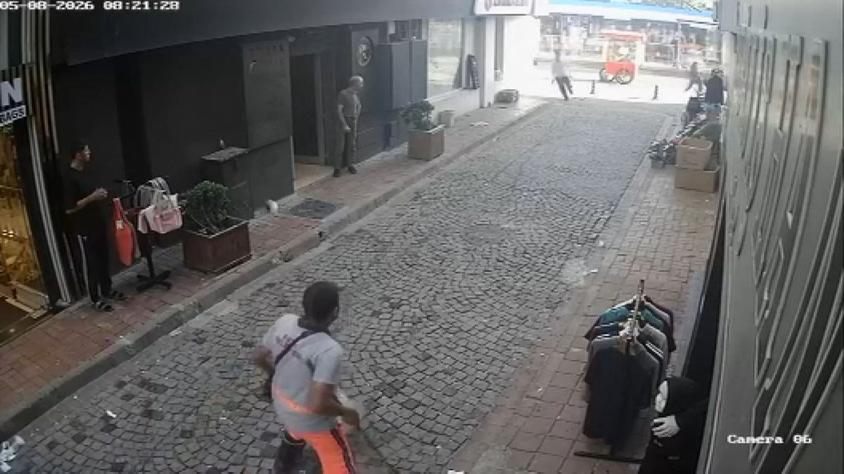 Fatih'te Telefon Hırsızı Esnaf ve Temizlik Görevlisinin Müdahalesine Rağmen Kaçtı