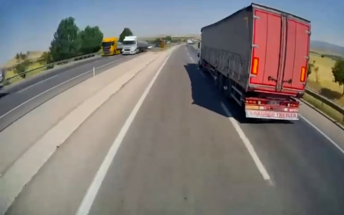 Kadınhanı'nda Feci Kaza: Freni Boşalan TIR 4 Araca Çarptı, 1 Kişi Öldü