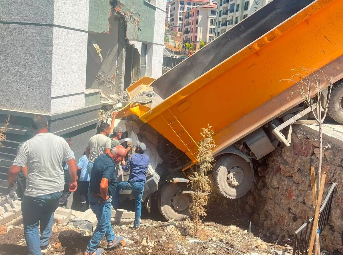 Malatya'da Freni Boşalan Kamyon Duvara Çarptı: 1 Yaralı