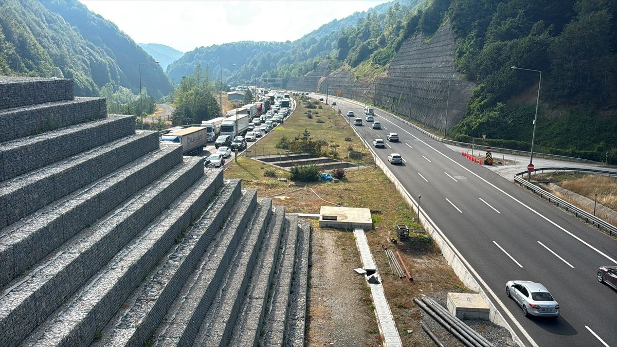 Bolu Dağı Tüneli'nde Araç Yangını: Yol Tekrar Ulaşıma Açıldı