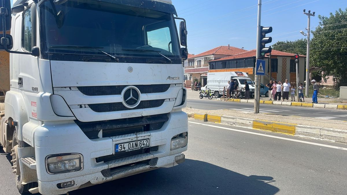 Keşan'da Hafriyat Kamyonu Yayaya Çarptı: 85 Yaşındaki Hasan Engin Ağır Yaralandı