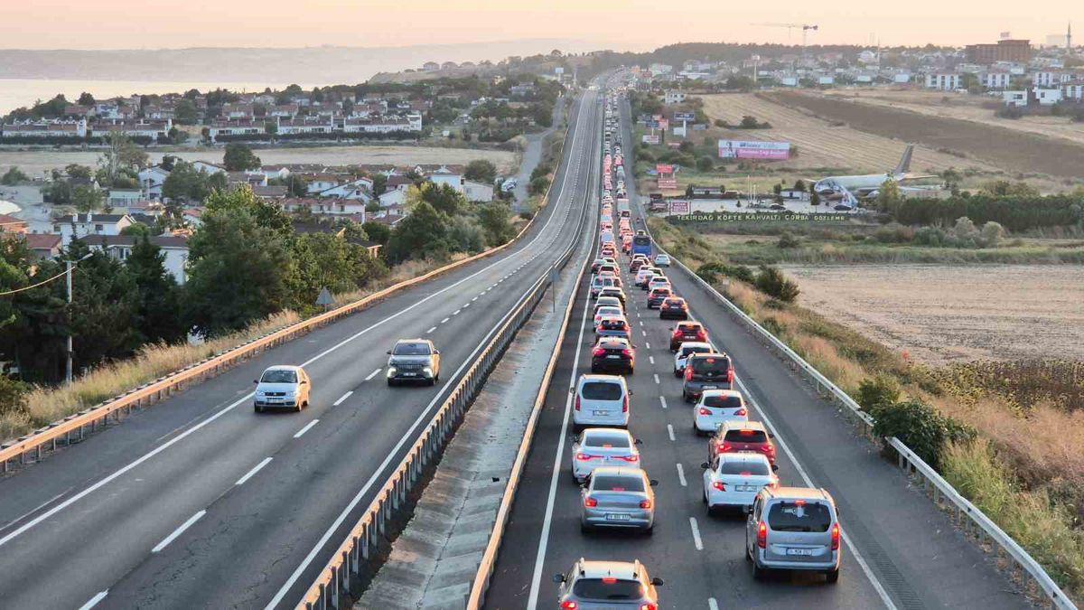 Tatilciler Yola Çıkınca Tekirdağ Yolunda Trafik Yoğunluğu