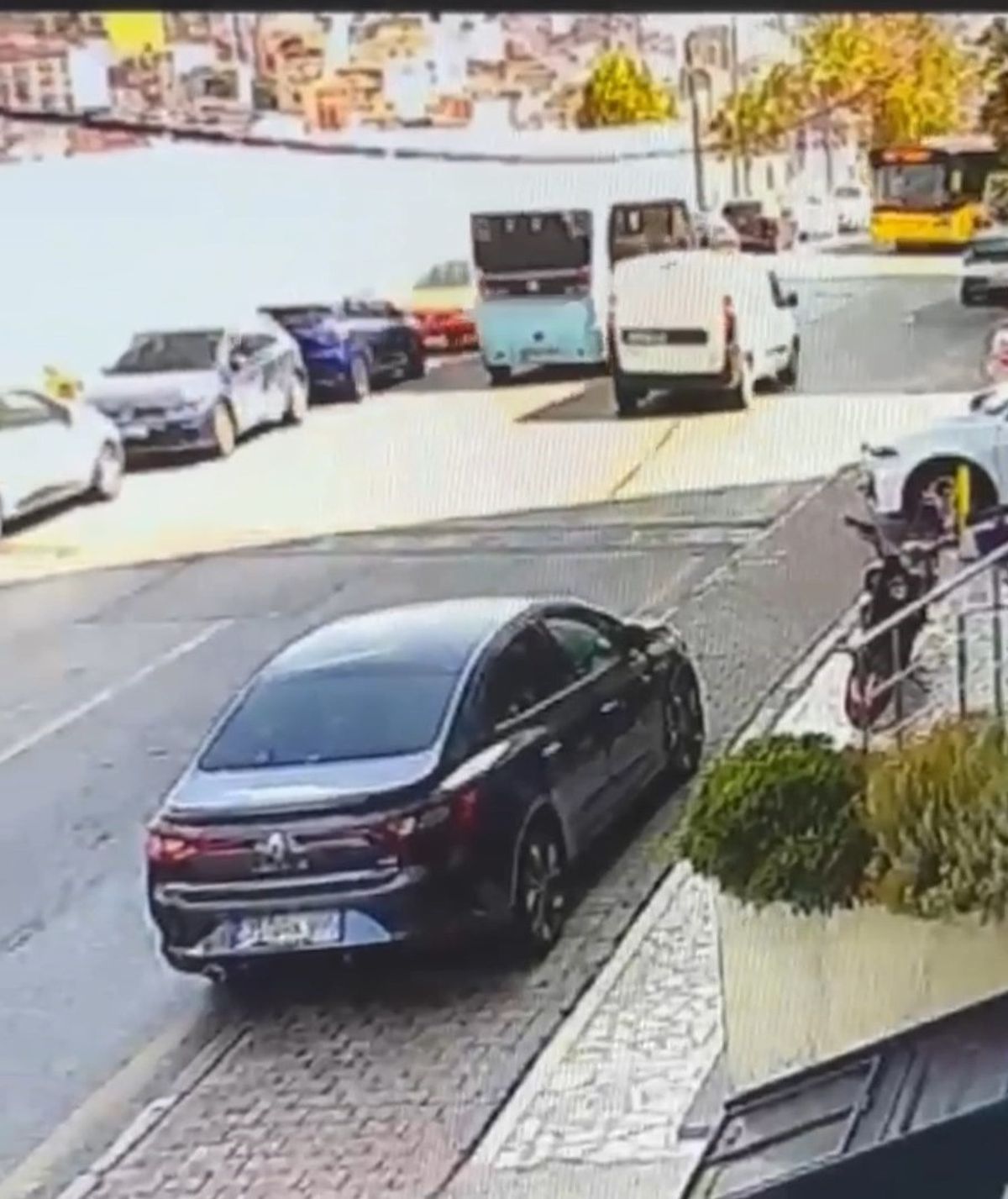 Kağıthane'de Minibüs ile İETT Otobüsü Çarpıştı: 3 Yaralı
