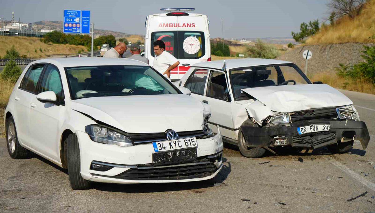 Kırıkkale'de kafa kafaya çarpışma: 5 yaralı