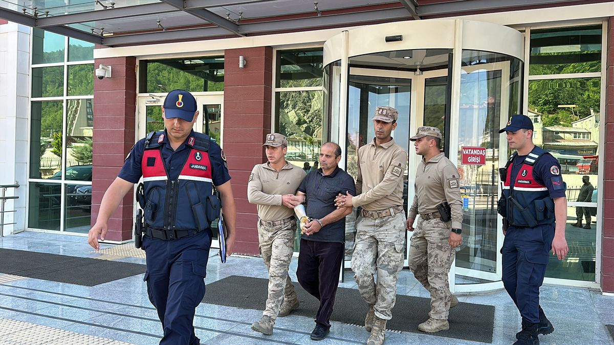 Komşusunun evini ateşe verip tabancayla 1 kişiyi öldüren 4 kişiyi de yaralayan zanlı tutuklandı