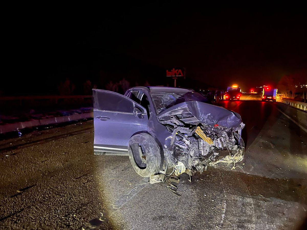 Kula'da Korkunç Kaza: Refüjü Aşan Otomobil Karşı Şeritte Çarpıştı, 4 Yaralı