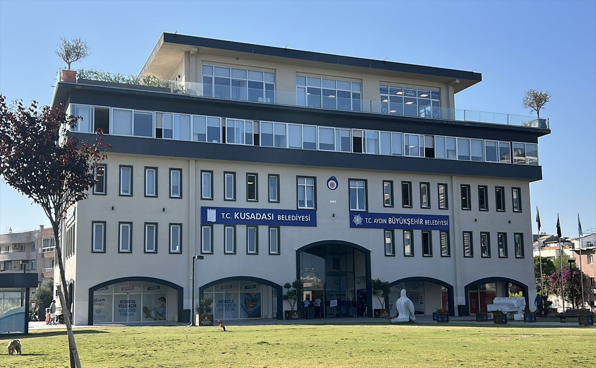 Kuşadası Belediyesi'ne rüşvet operasyonu: 15 gözaltı