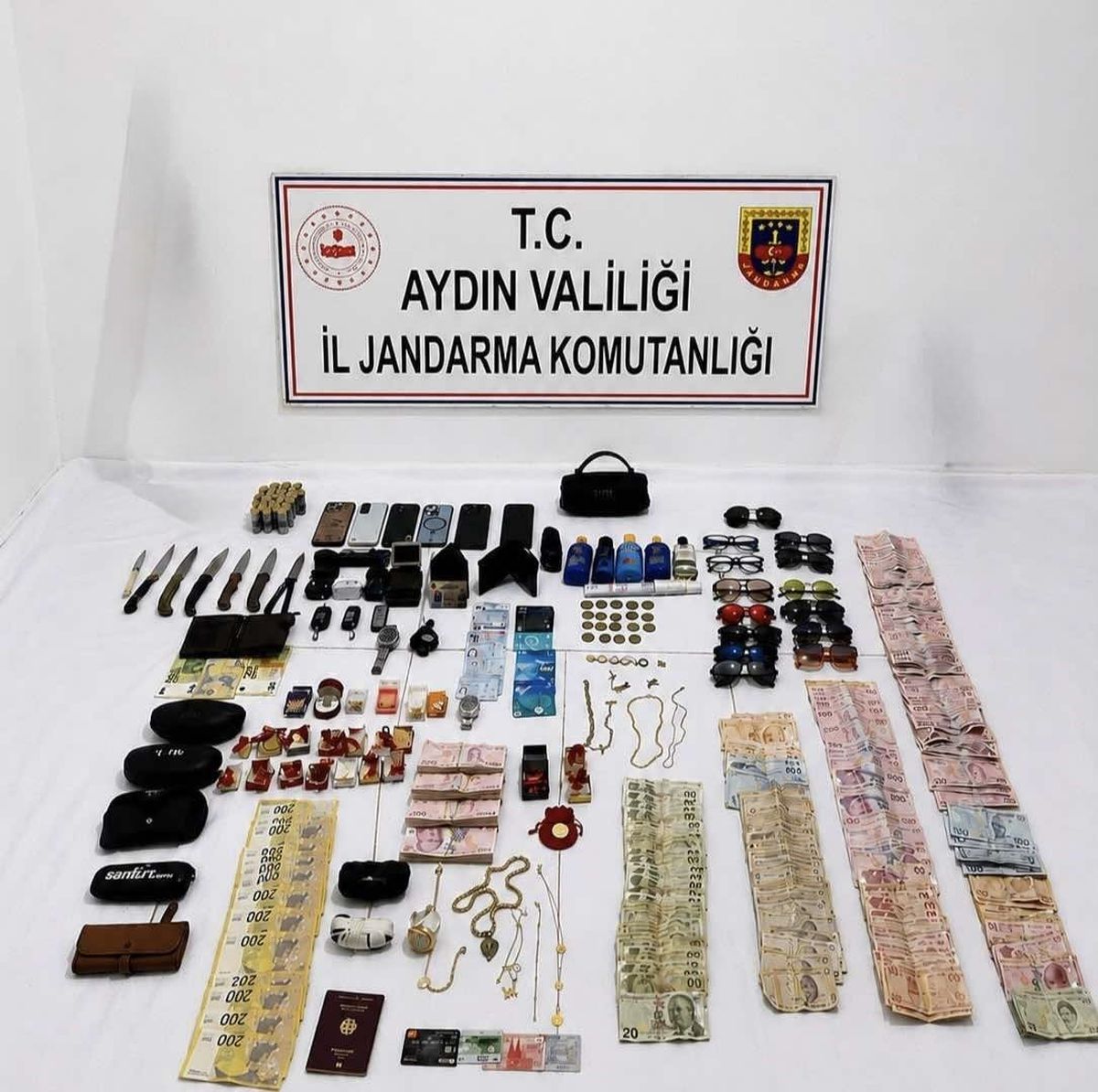 Kuşadası'nda Seri Hırsızlık Şüphelisi Suçüstü Yakalandı