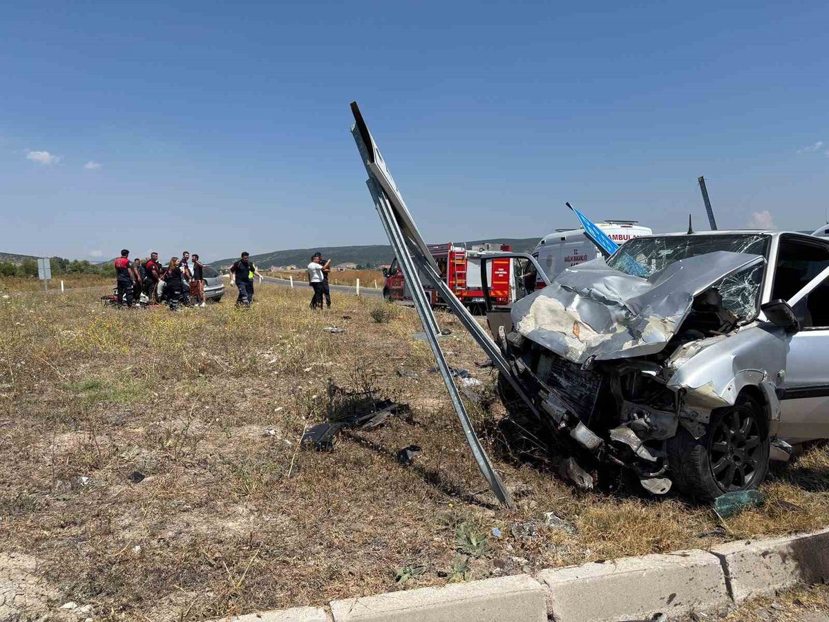 Tavşanlı'da kavşak kazası: 1 ölü, 5 yaralı