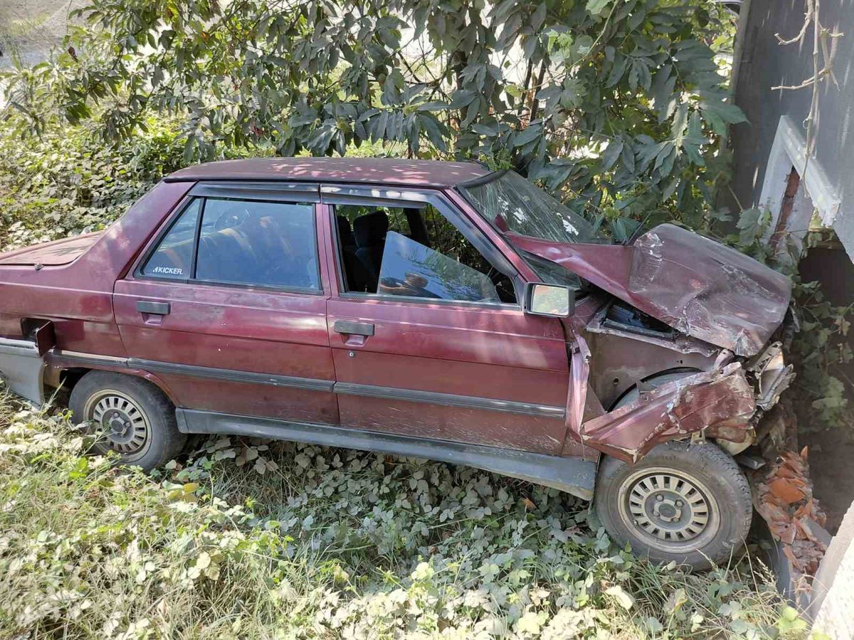Alaplı'da Otomobil Boş Kulübeye Çarptı: 1 Yaralı