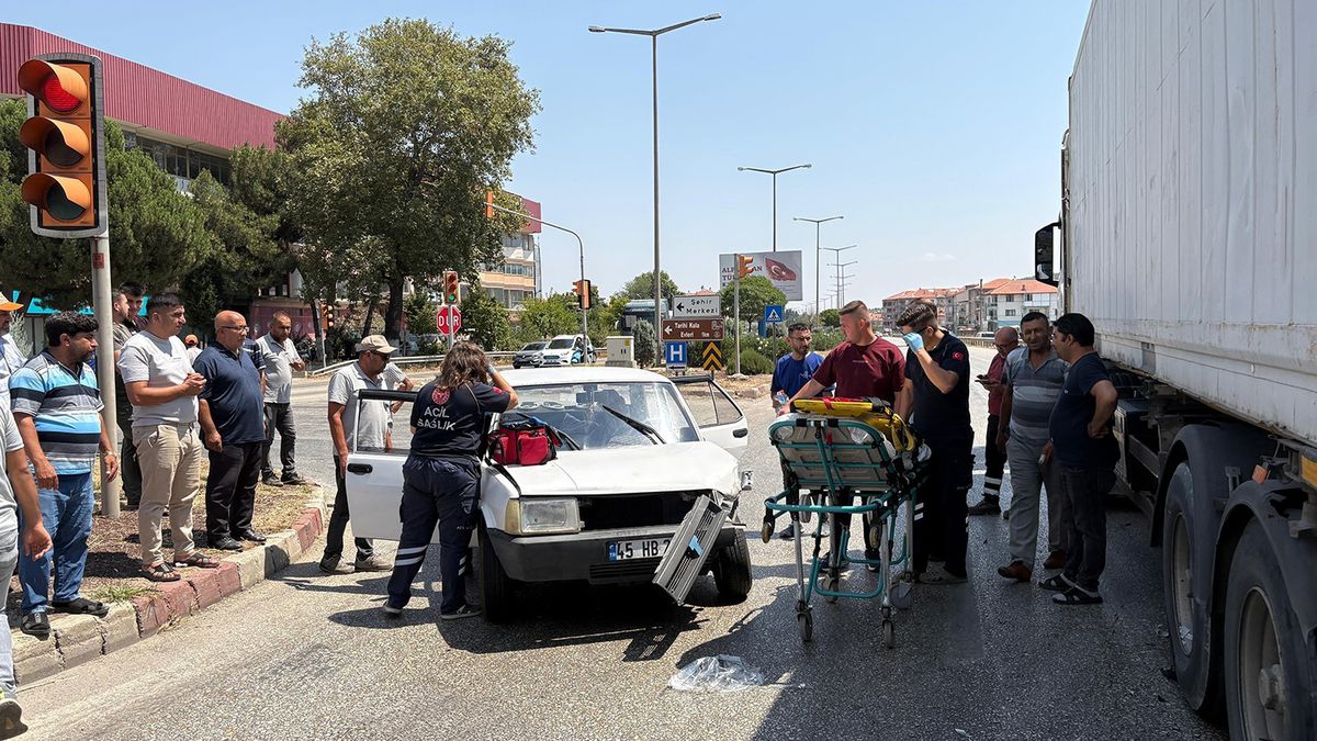 Manisa'da Tır ile Otomobil Çarpıştı: 1 Yaralı