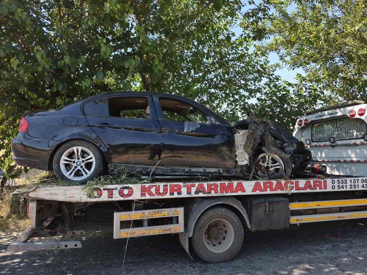 Batman'da Kontrolden Çıkan Otomobil Ağaca Çarptı: Mucize Kaza