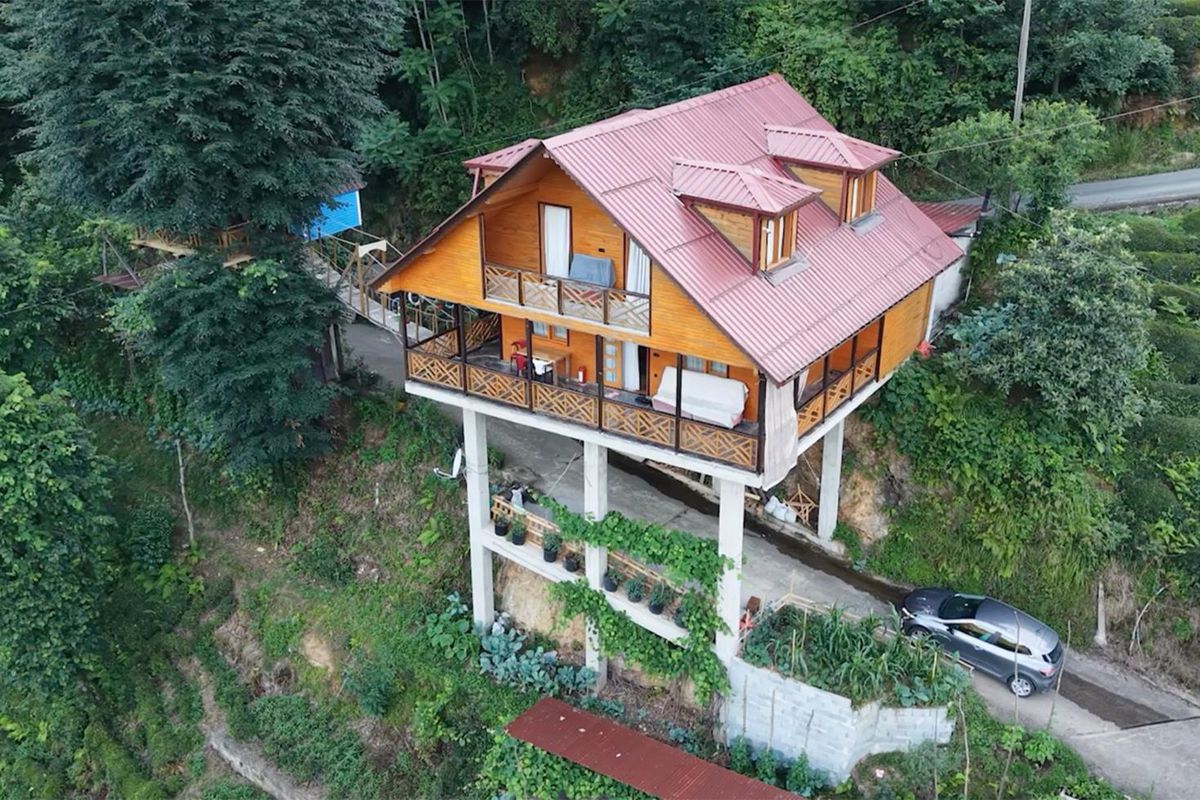 Karadeniz'in pratik zekası yine şaşırttı: Yolun 7.5 metre üstüne dev villa yaptı
