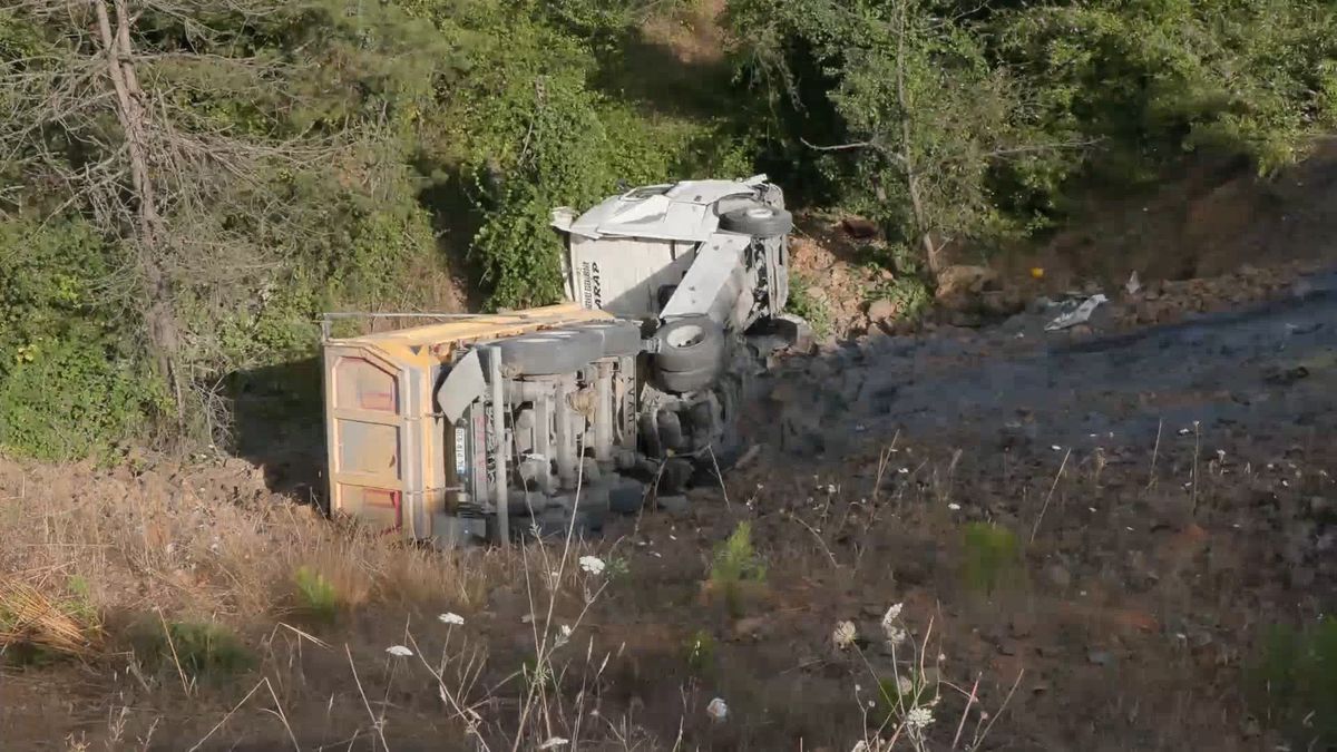 Sarıyer'de Hafriyat Kamyonu Şarampole Devrildi: 1 Yaralı