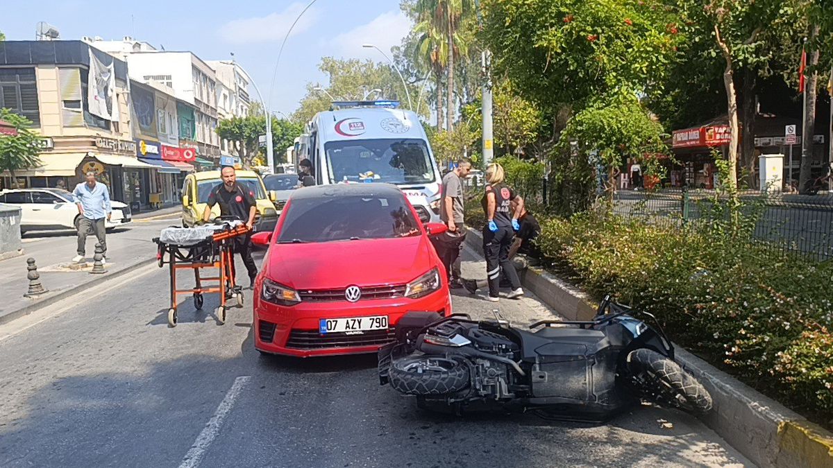Manavgat'ta motosiklete çarpma: 1 yaralı