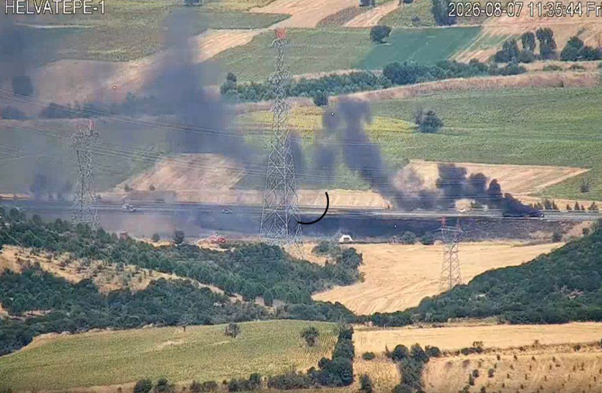 Şarköy'de Araç Yangını Otluk Alana Sıçradı