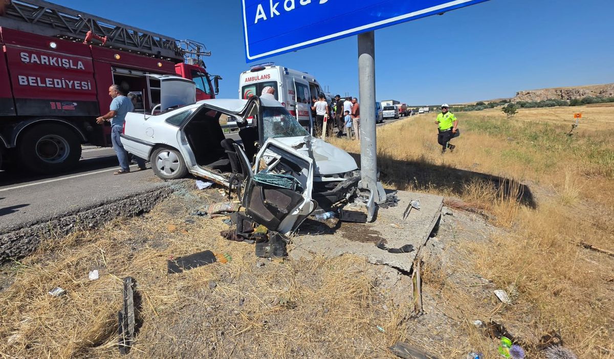 Şarkışla'da Direğe Çarpan Otomobilde 3 Yaralı