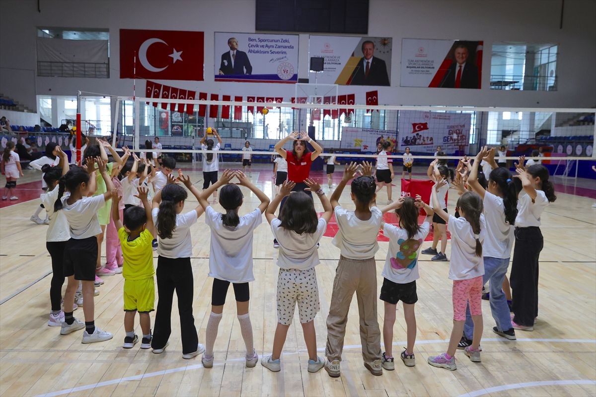 Hakkari'de Spor Okulları Çocuklara Yaz Tatilini Dolduruyor