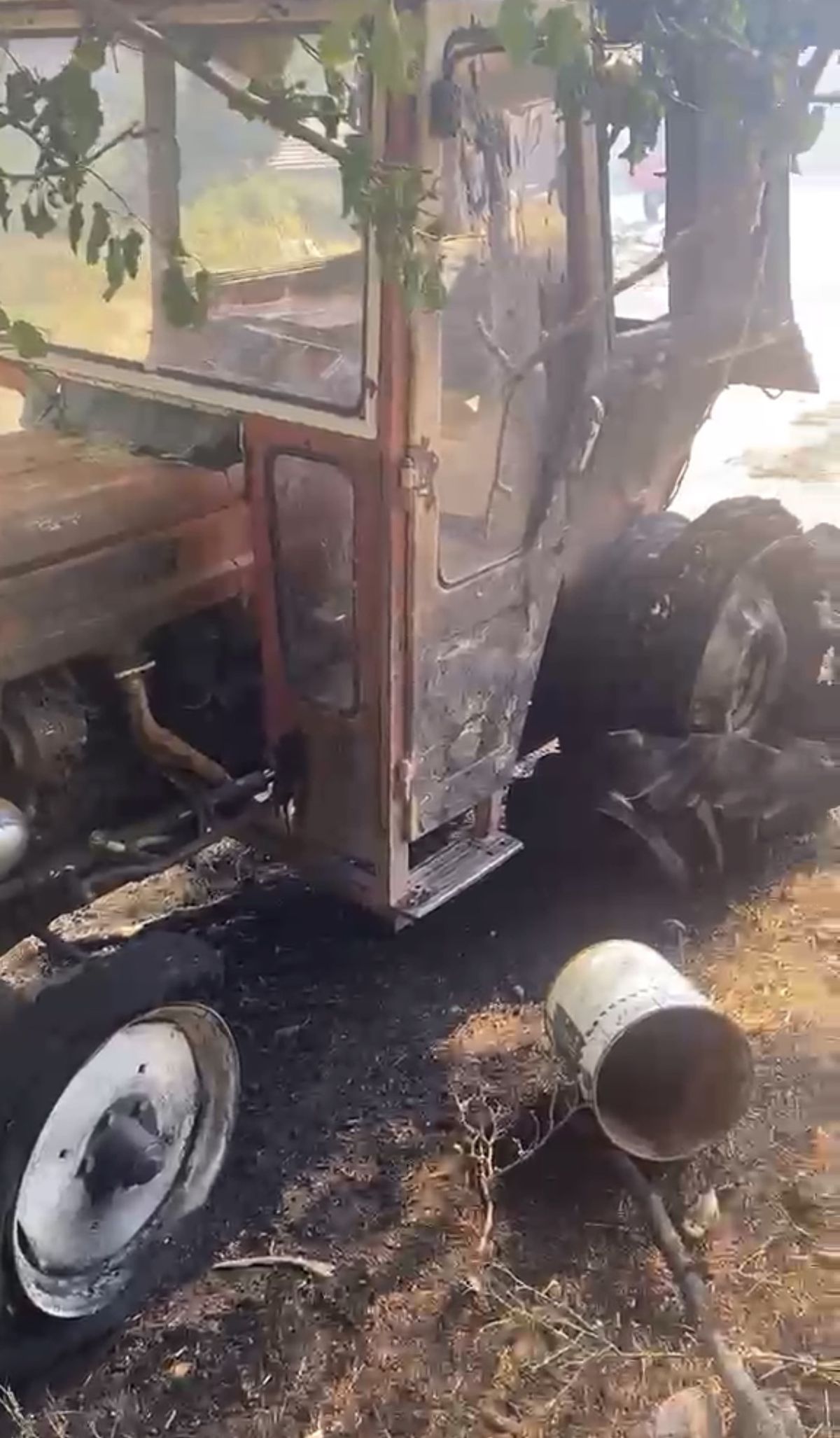 Eskipazar'da Tarlada Yangın: Traktör ve Patoz Kullanılamaz Hale Geldi