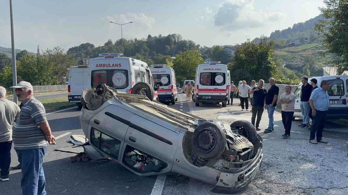 Düzce-Zonguldak'ta Tır ile Çarpışan Otomobil Takla Attı: 4 Yaralı