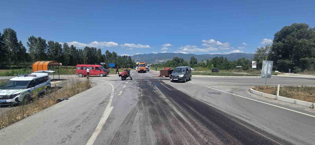 Niksar'da Traktör ile Hafif Ticari Araç Çarpıştı: 5 Yaralı