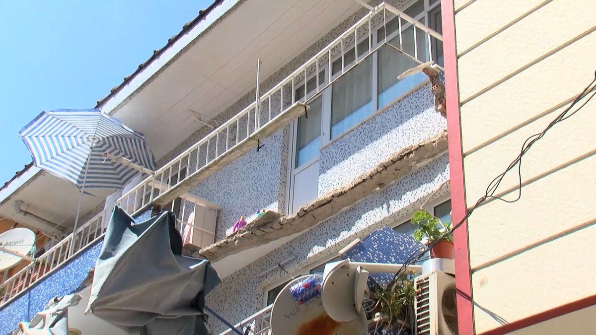 Ümraniye'de Balkon Çökmesi: 2 Araç Hasar Gördü
