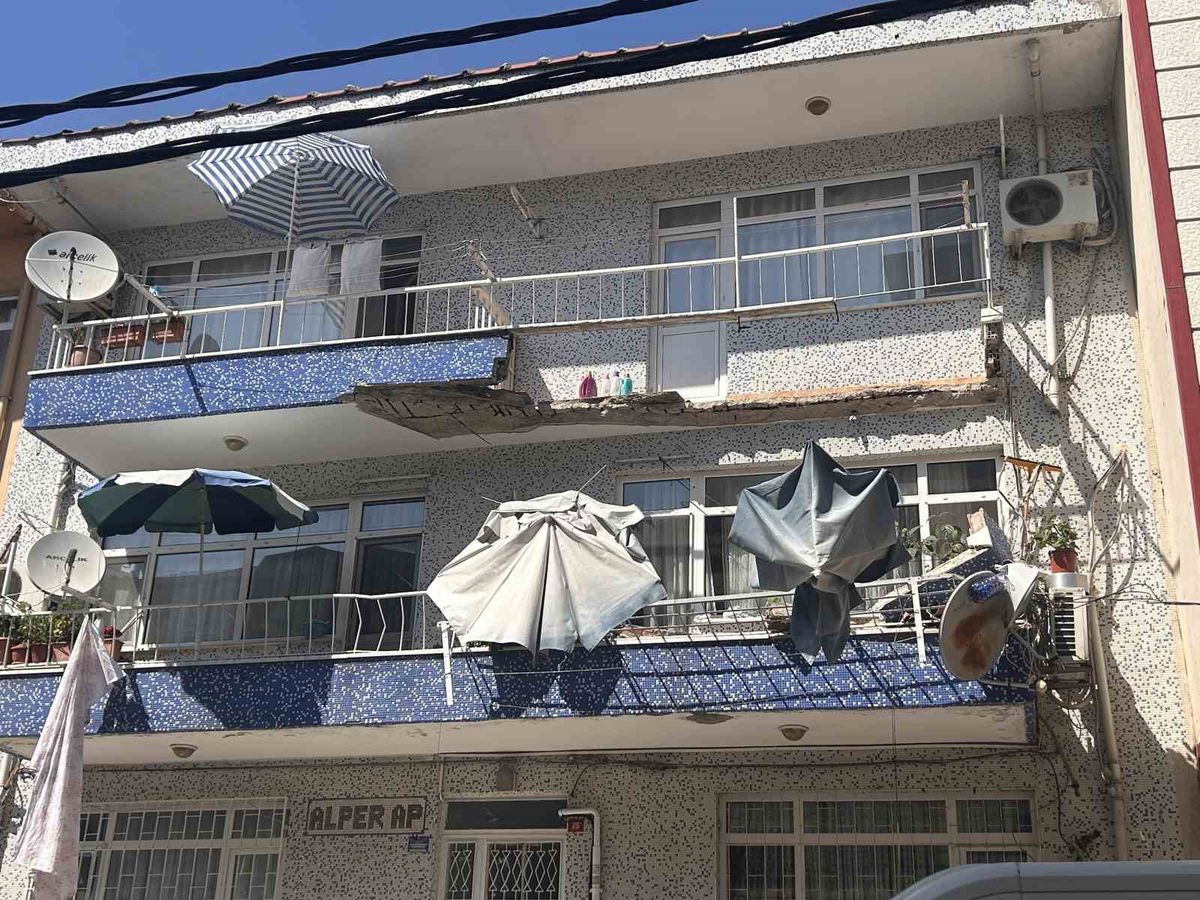 Ümraniye'de Balkon Çöktü: 2 Araç Hasar Gördü